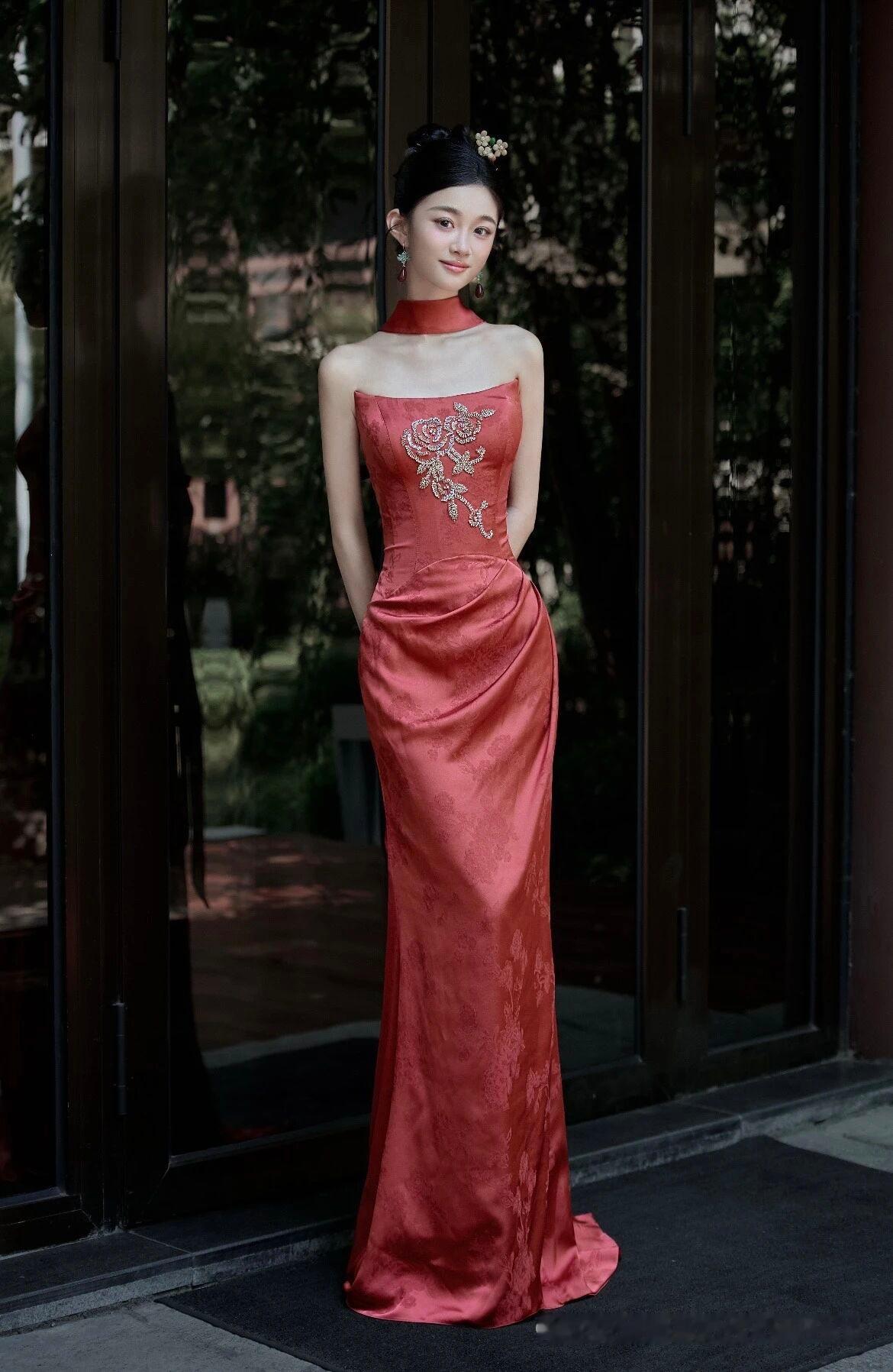 红衣美人倚窗立，花影摇曳映佳人。国风正当红