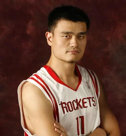 姚明和霍华德的数据对比：

1. 姚明，身高2.26米，司职中锋，是2002年选