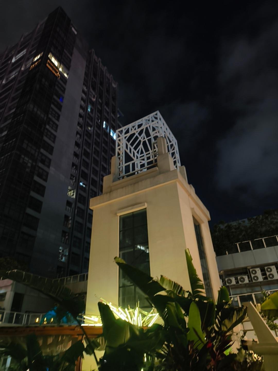 开开心心来酒吧，结果在外面看到这玩意儿，像极了周五吸血的火箭回收平台