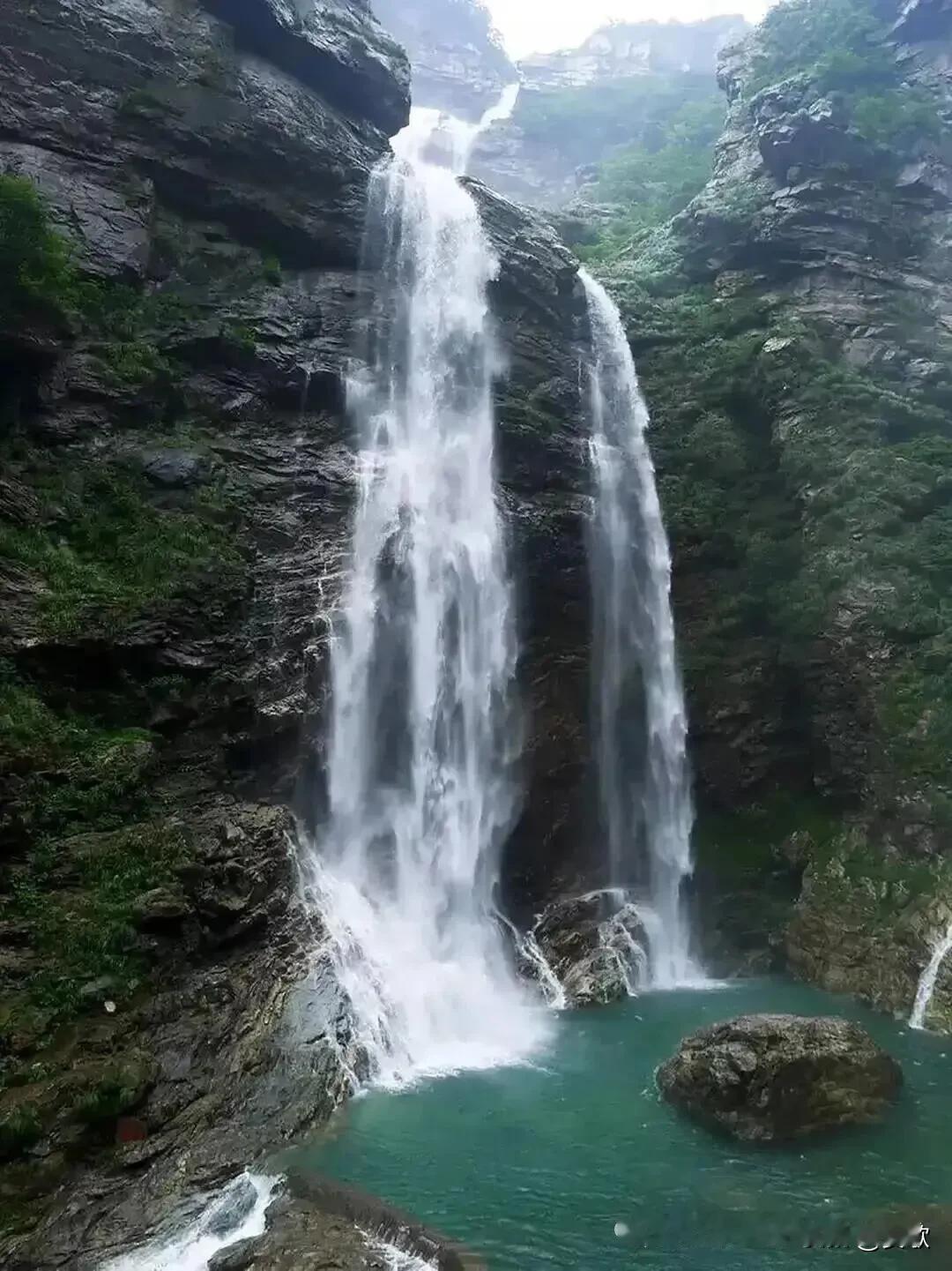 上联:枫叶藏诗秋月寄
下联:松涛入画远山迎
横批:秋色入怀