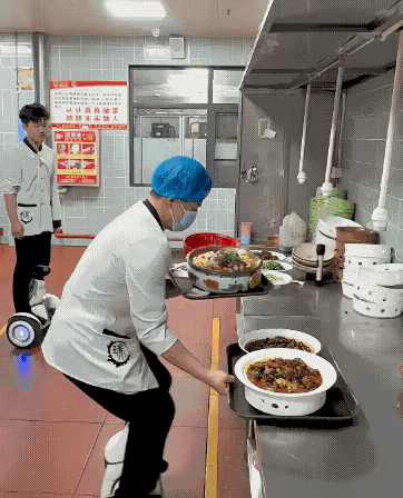 现在连端盘子的都这么卷了吗？ ​​​