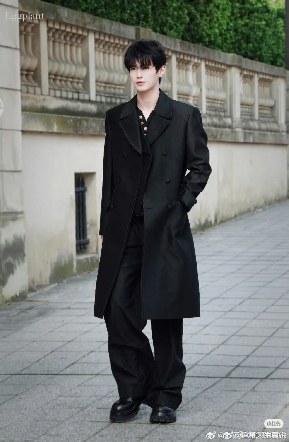 何与今天巴黎街拍，all black的酷感 何与酷哥范儿拿捏🤏🏻 