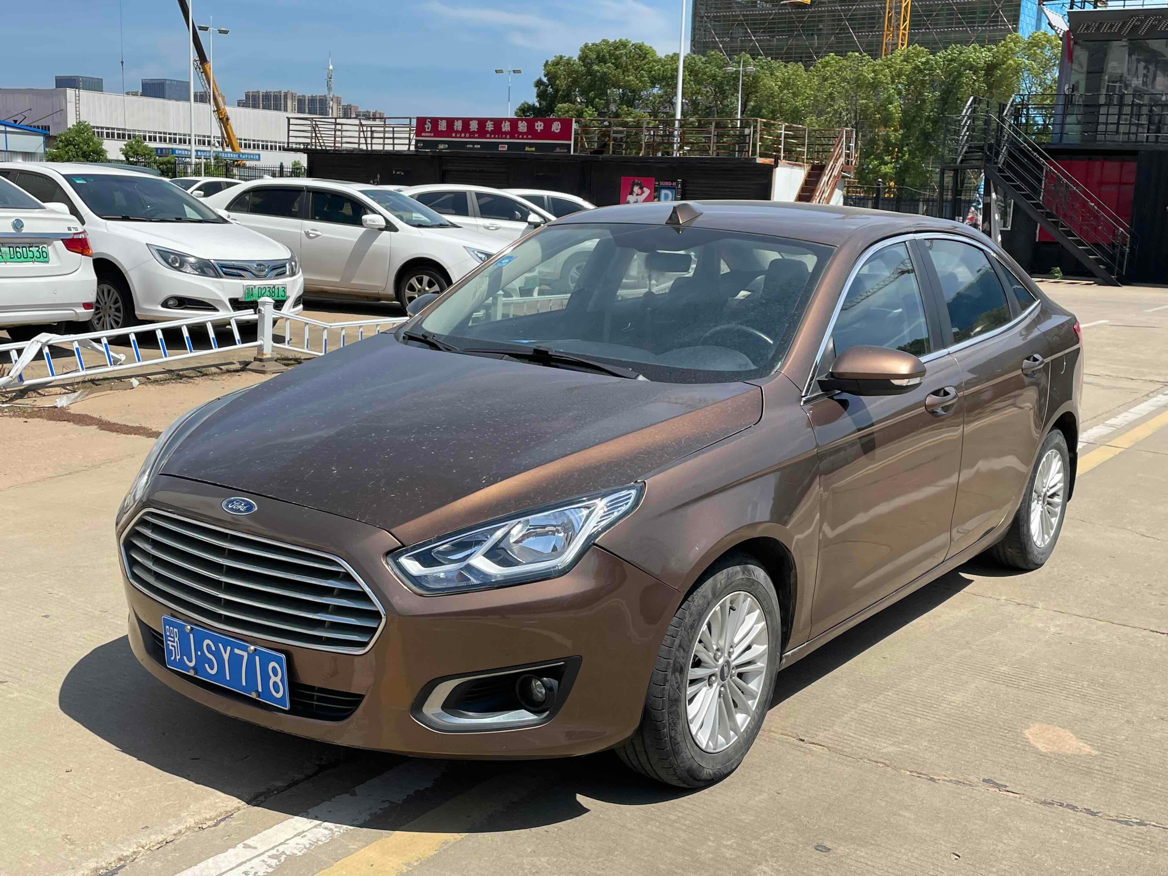 2015年福特福睿斯已经收拾完毕 1.5L自动挡  5万公里 搭配6挡手自一体 