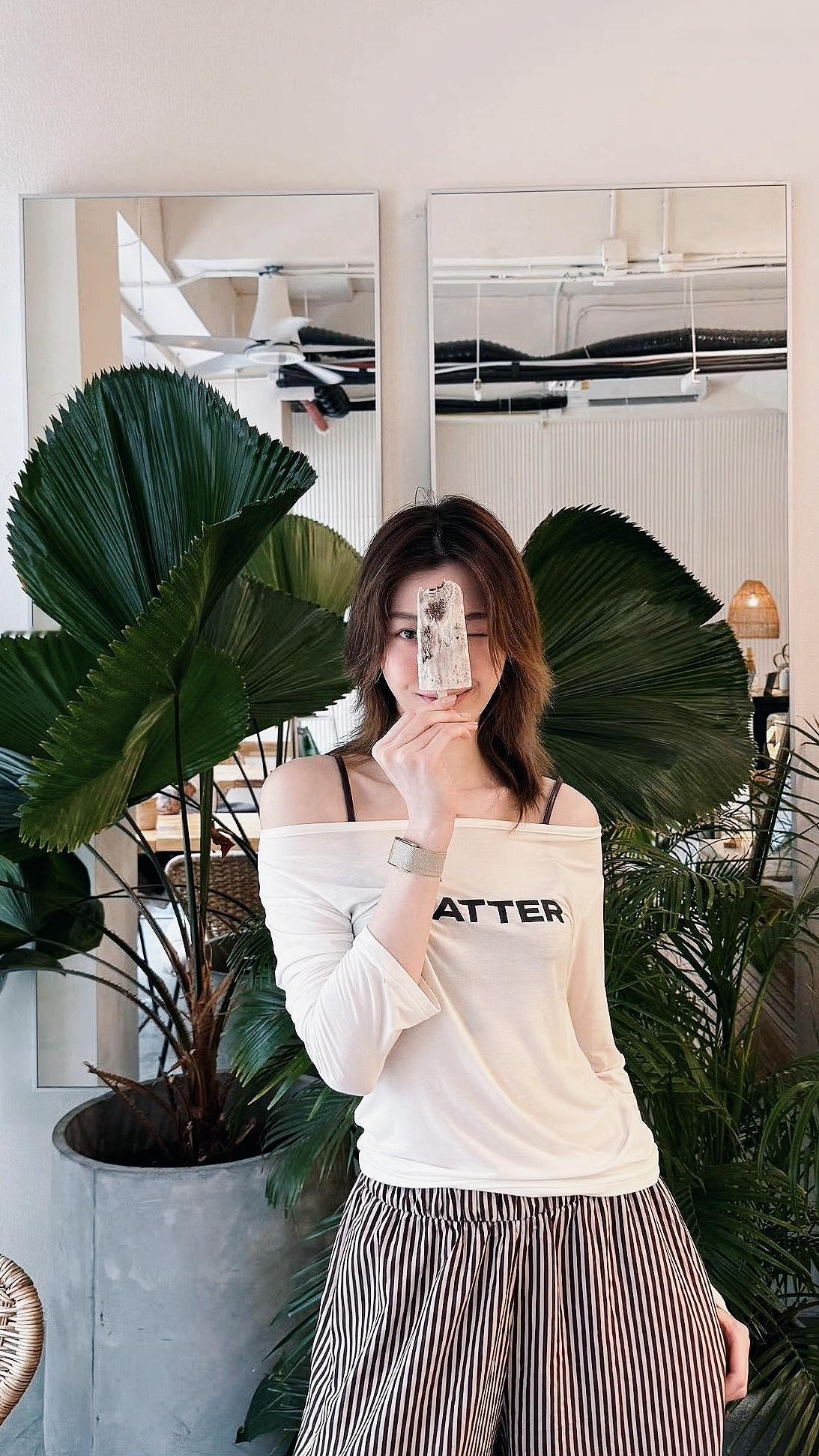 小露香肩又清新又塞克西 还单手插兜散发着淡淡苏感 迷署人了、、 