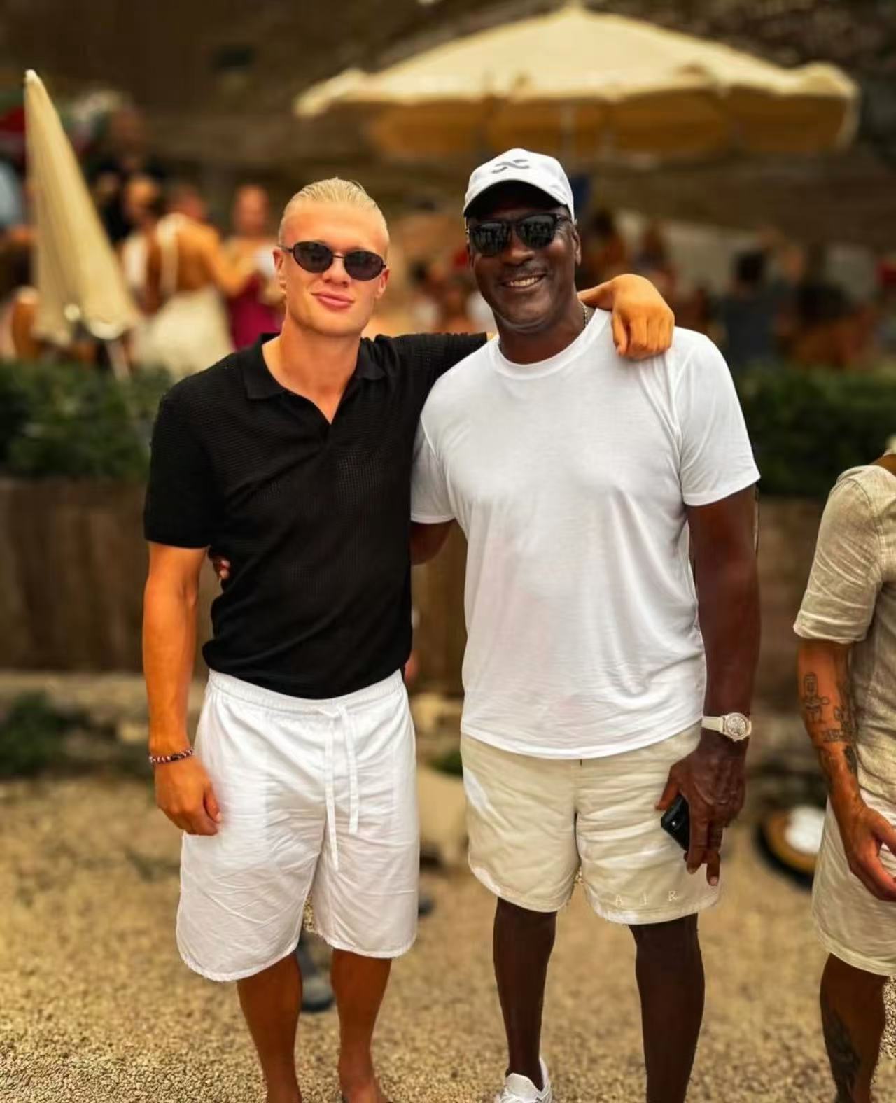 哈兰德晒与乔丹合照  哈兰德身高接近一米九五，在足坛已经是高大魁梧的重型前锋，气