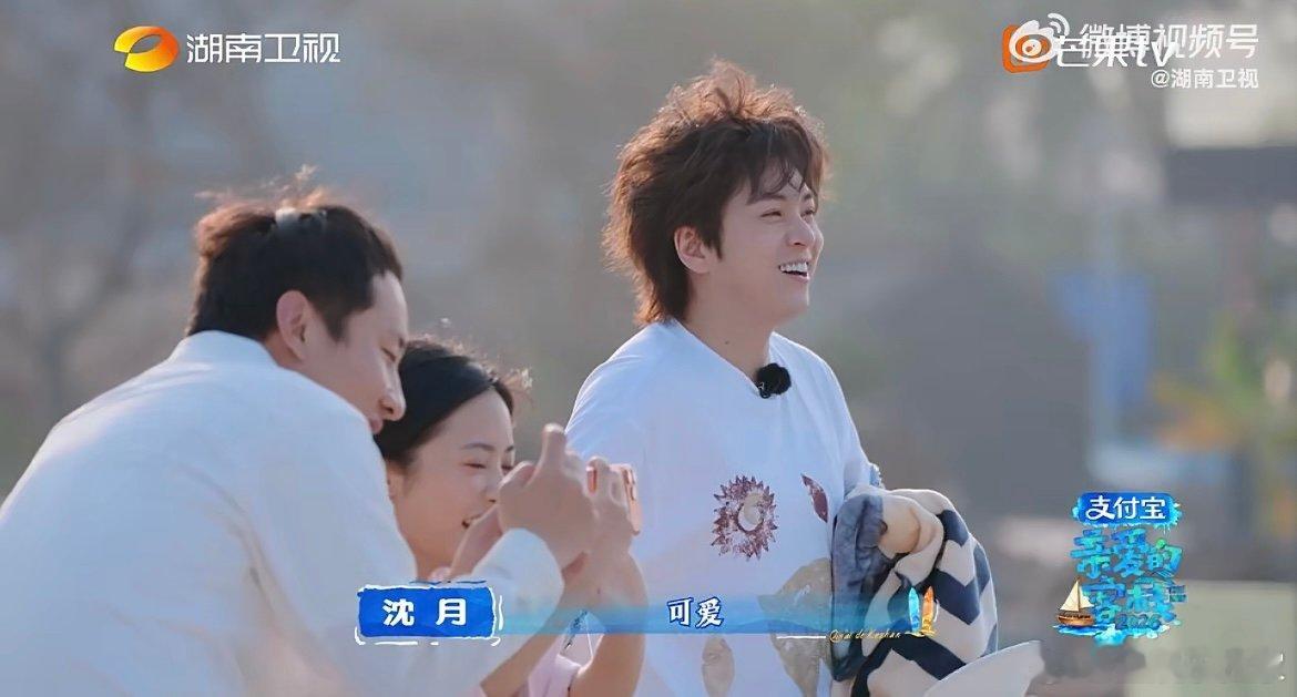 沈月镜头下的闺蜜 沈月在客栈认真为闺蜜组拍摄留念，每一帧都藏着温柔，拍照实力太圈