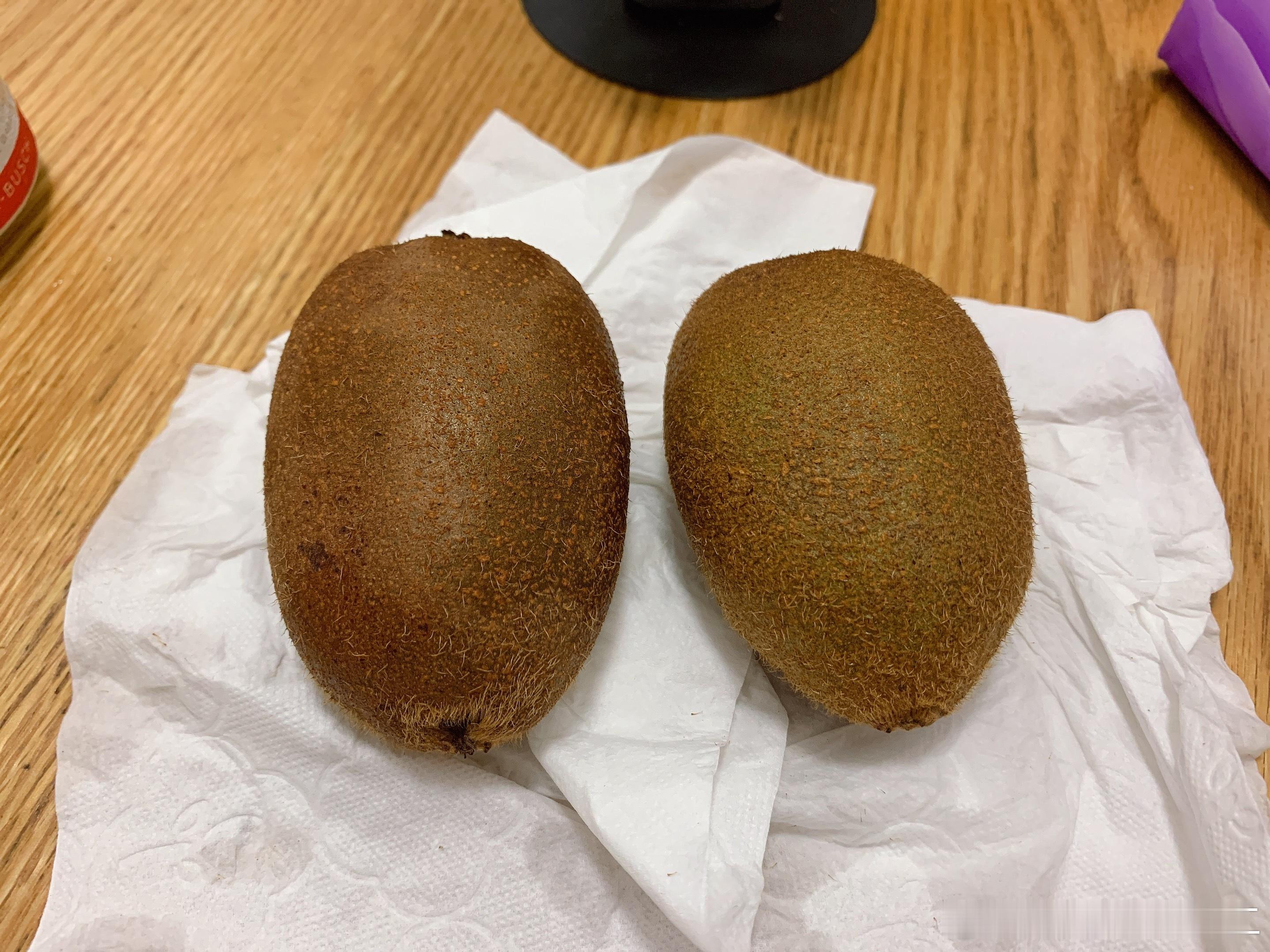 半夜在试吃猕猴桃，好几家供应商的，特意攒起来一起测，口感对比最精准。试出来一款巨