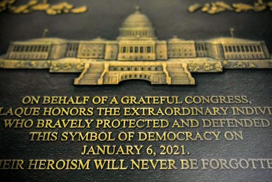 民主之耻！白宫公然篡改1·6历史，暴乱者变“英雄”，1600人赦免藏祸心
 
1