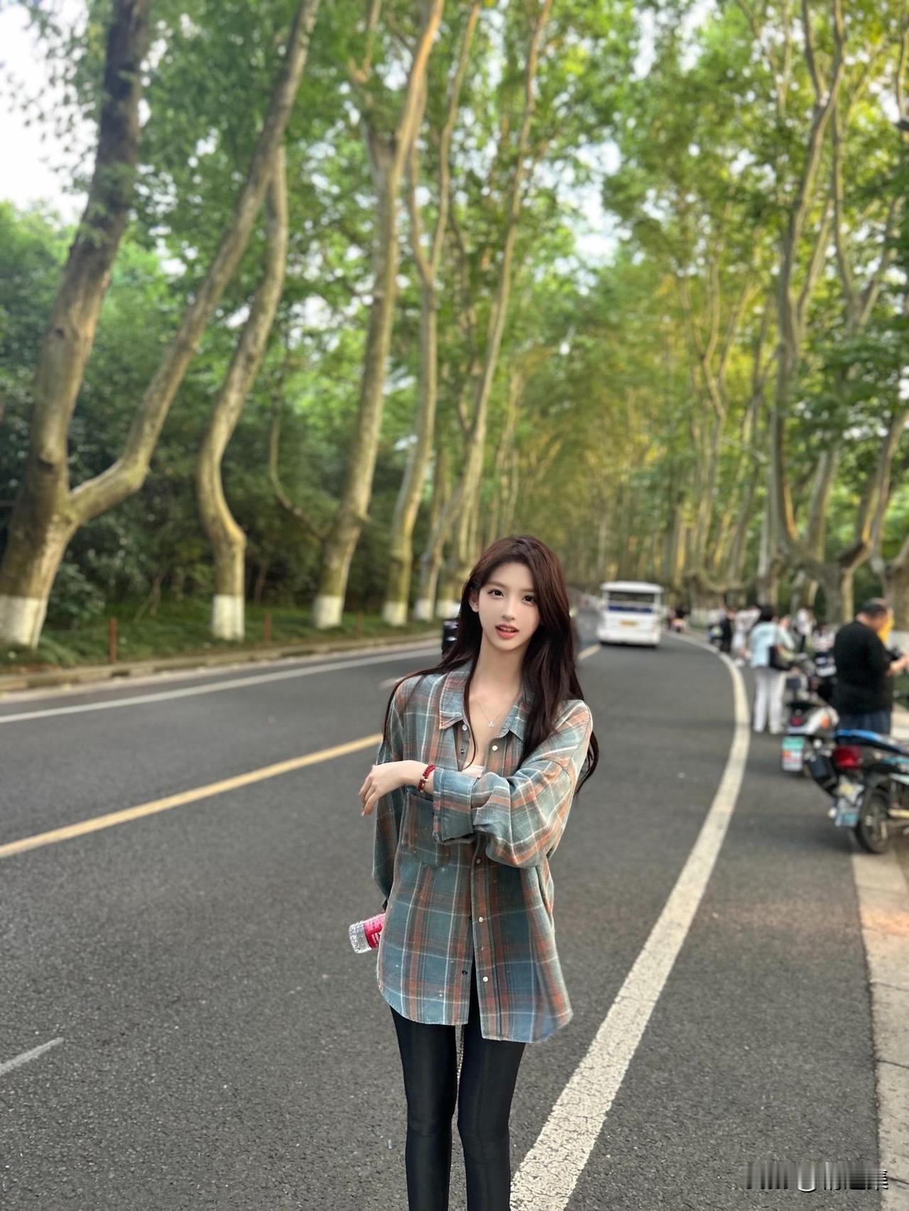 阳光明媚的午后，漫步在绿树成荫的林荫道上，感受大自然的美好。