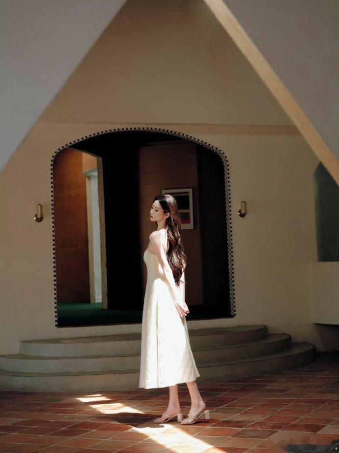 张艺凡豪门长姐张艺凡这豪门长姐的气质真的藏不住！白色收腰提花长裙清冷又贵气，古堡