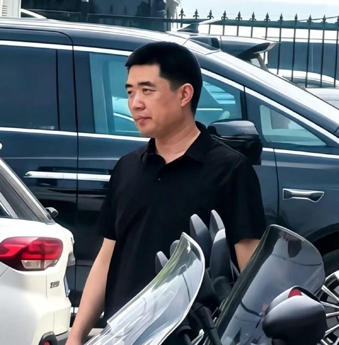 【李想上街买菜被偶遇】网友偶遇李想手提塑料袋买菜7月31日消息，近日，有网友街头