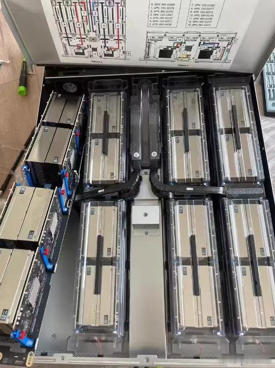 【苹果AI服务器内部结构首次曝光：M5 系列芯片、2U 机架，Mac Studi