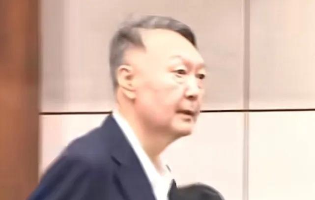 笑不活了！韩国前总统尹锡悦在任时竟活成“上班族缩影”，上班迟到被批成家常便饭，最