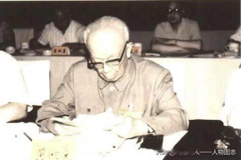 1992年秋，87岁高龄的黄欧东在北京参加中国共产党第十四次全国代表大会时留影。