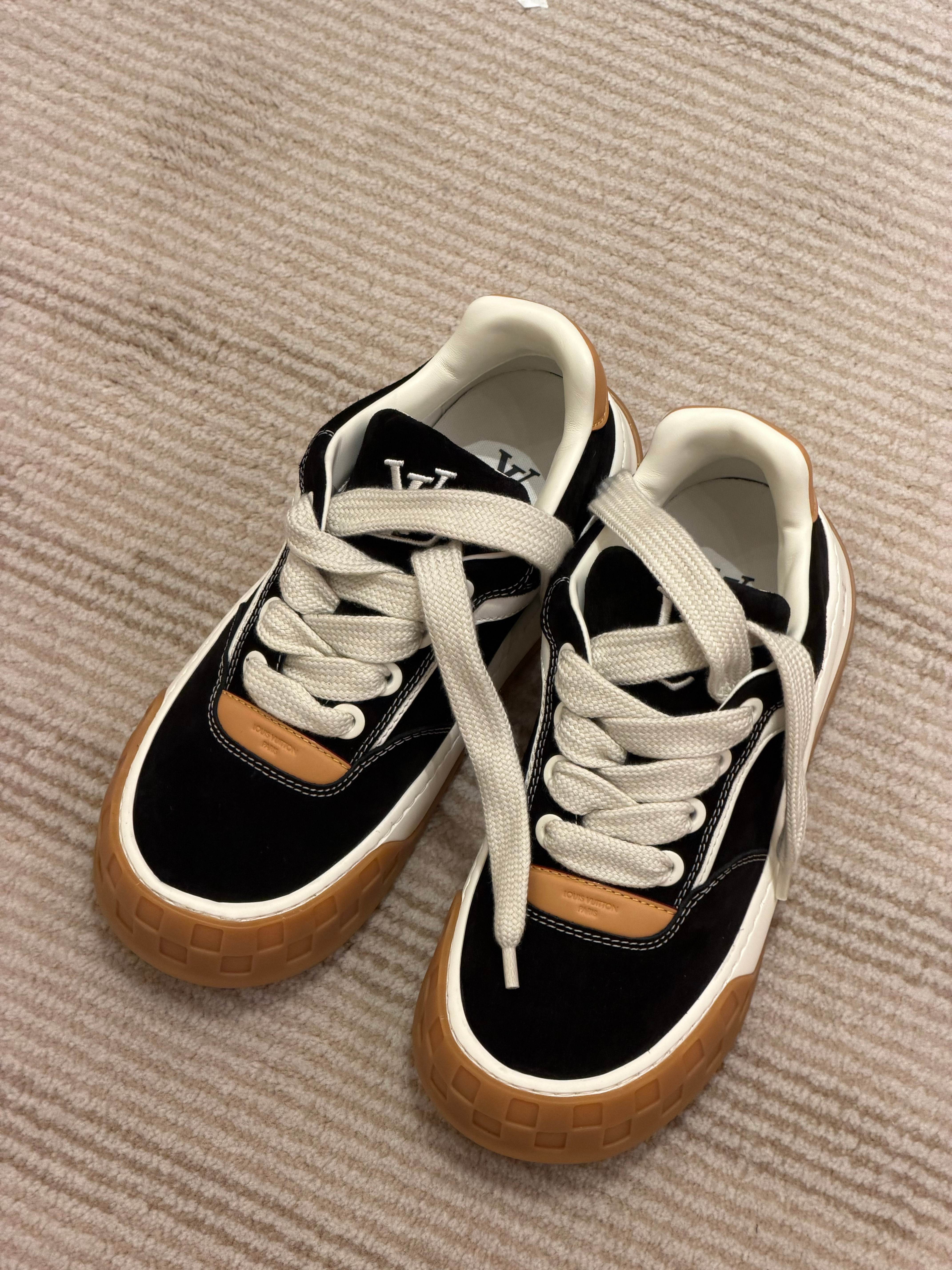 女子穿LV鞋10分钟致脚伤退款遭拒之前的Trainer真的不好穿如果你要出远门的