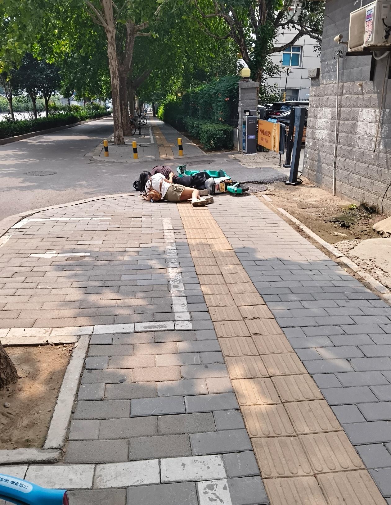 一骑车小情侣与我差身而过，许是未看见人行道上的台阶，来了个急刹车，两人瞬间跌倒。