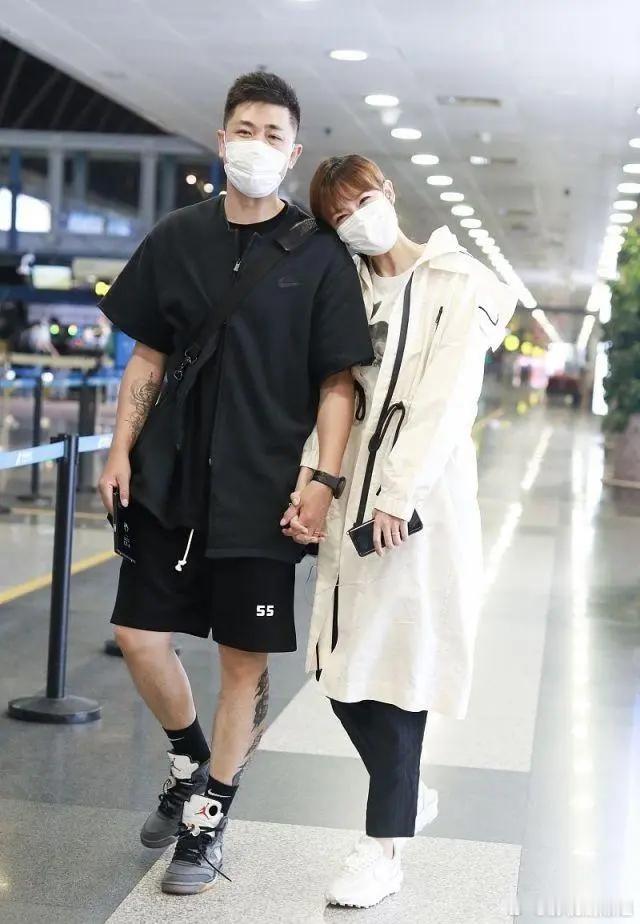 175的李艾在老公身边竟然也能如此小鸟依人，老公高低也要190了吧！ 