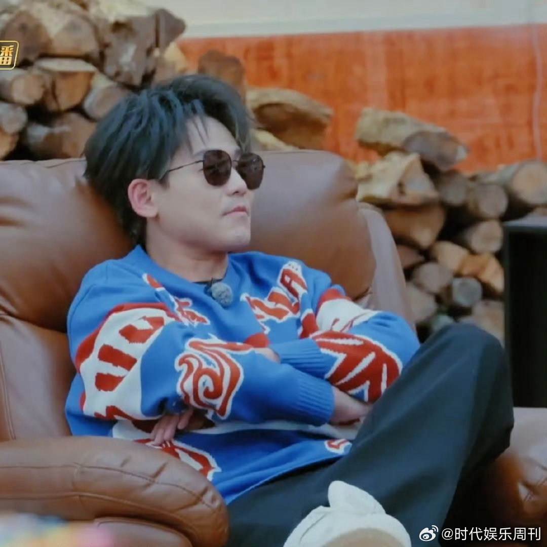 王栎鑫唱到苏醒鞋掉了快乐老友记快乐老友有风季 王栎鑫《董事长》太带劲，苏醒瞬间入