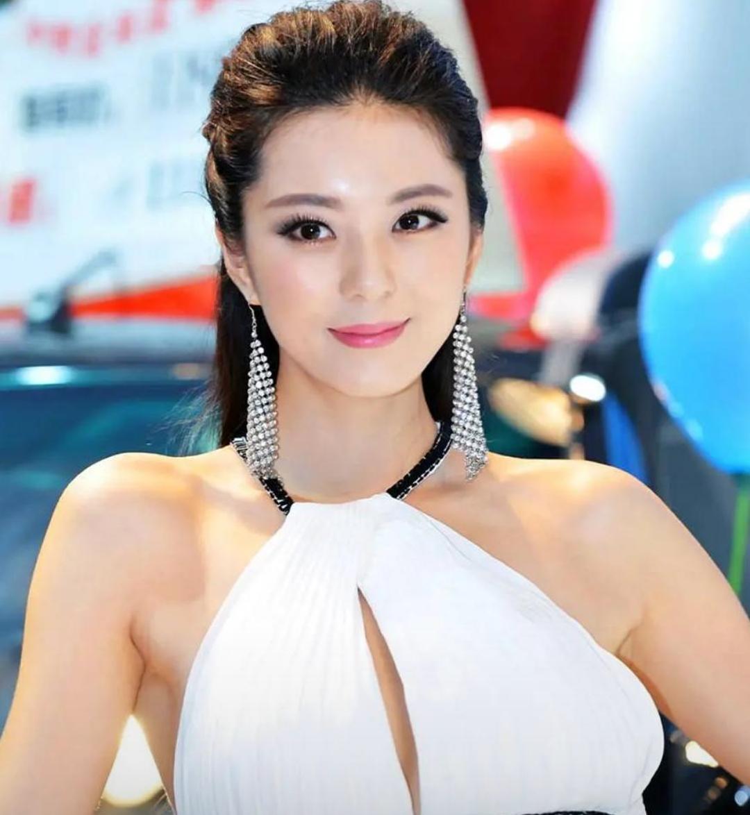 她被称作中国黄金身材，巅峰期退圈结婚，丈夫身份特殊到不方便说
娱乐 明星