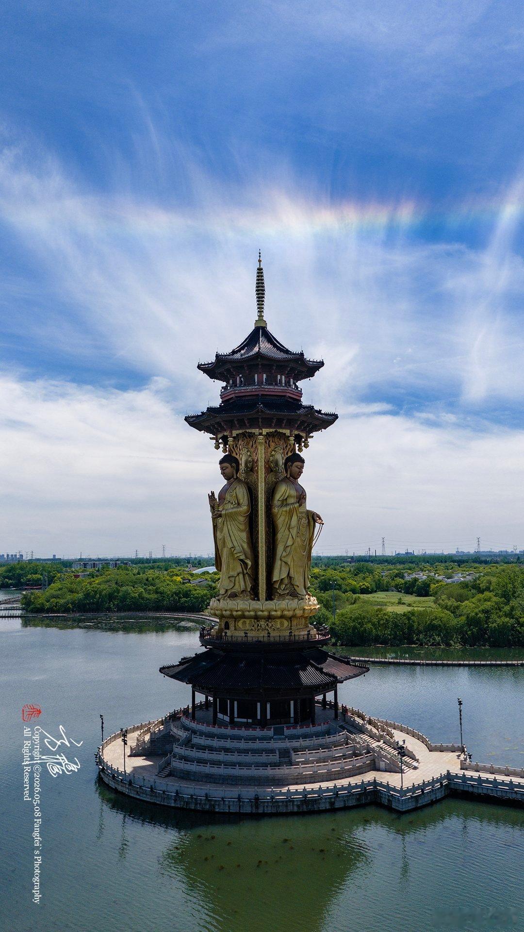 “我的意中人是一位盖世英雄有一天他会身披金甲圣衣驾着七彩祥云来娶我！”电影《大话