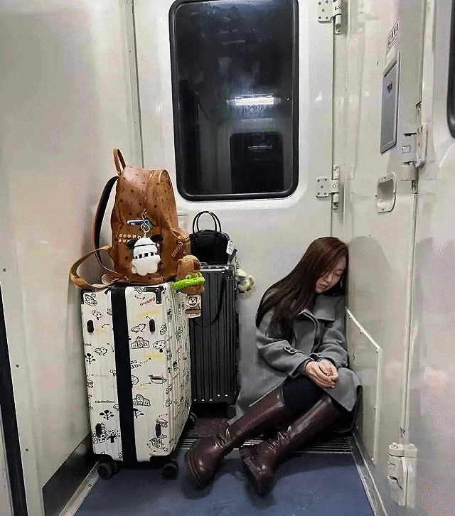 回家路上随手拍 绿皮火车火了，真的火了！一票难求！绿皮火车是情怀，虽然很慢，跟不