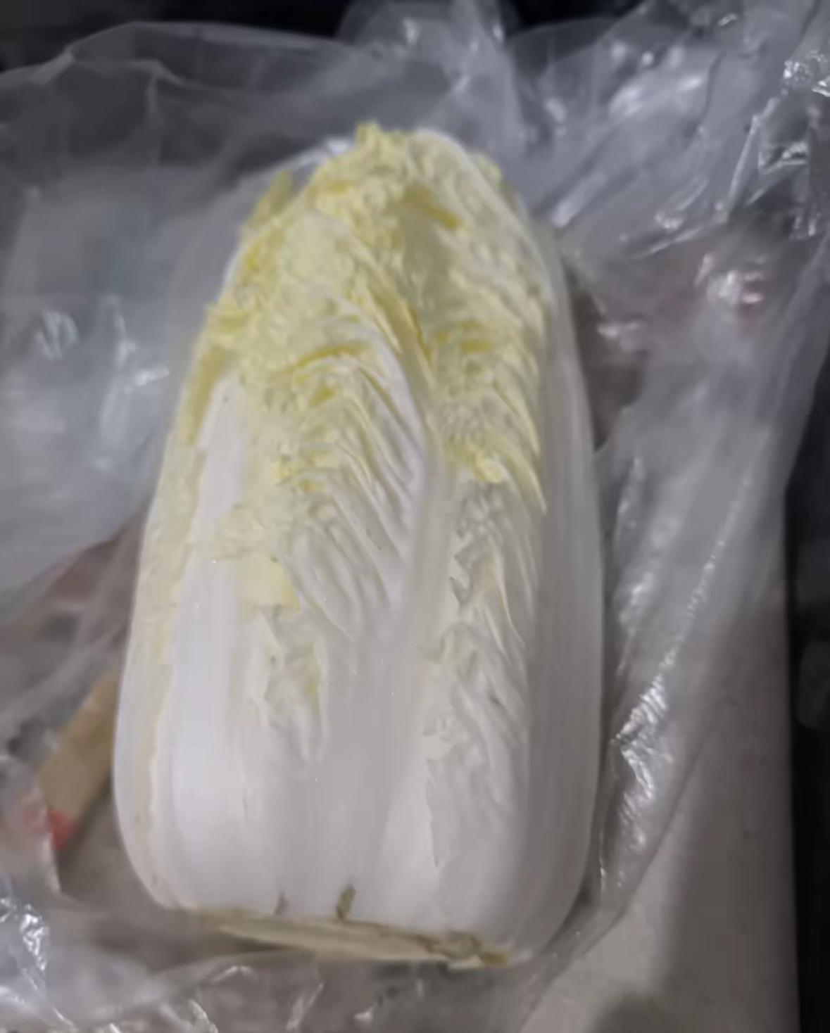 这颗白菜超市买的，搁家二十二天愣没蔫巴！
这玩意儿买回来啥样现在还啥样，连阴天连
