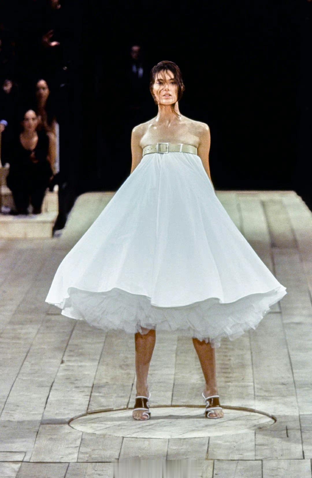 鬼才麦昆的经典之作 • Alexander McQueen Spring 199