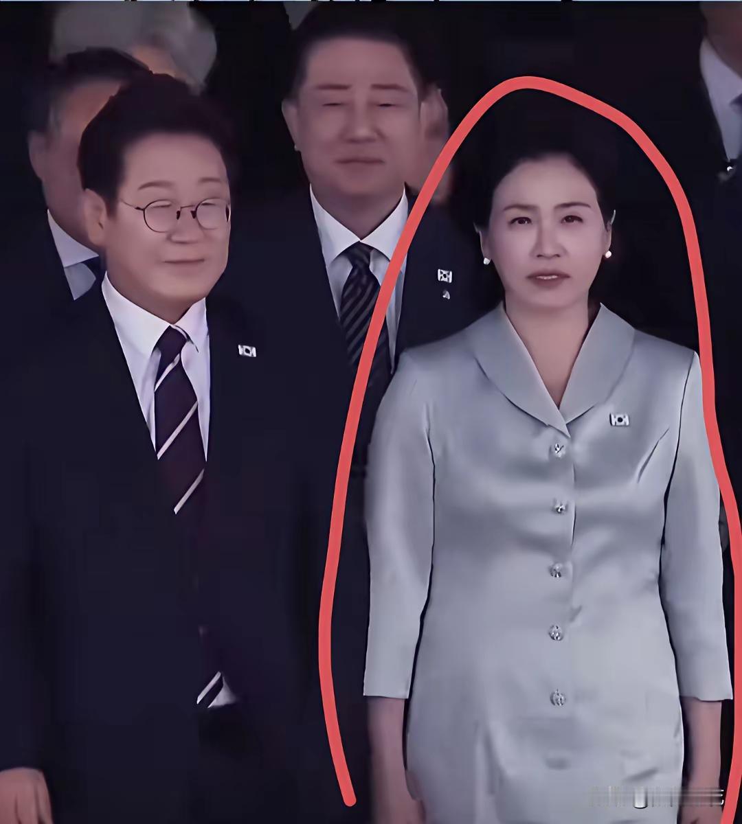 2026年1月4日，韩国总统李在明携夫人金惠景抵达北京，开启访华之旅。此次访问中