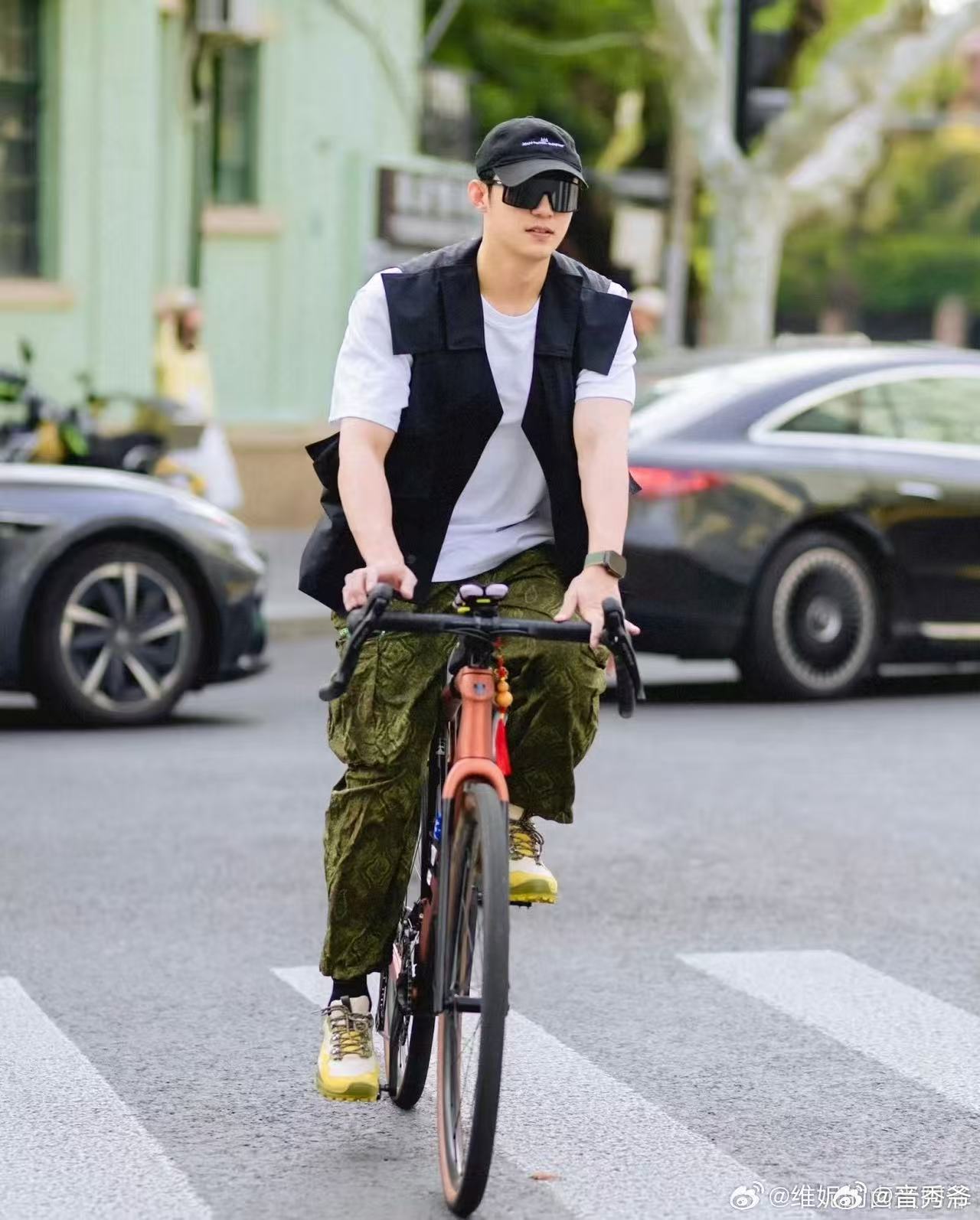 网友上海偶遇黄景瑜骑车 上海街头也太容易偶遇明星了吧，黄景瑜骑车喝咖啡好惬意，马