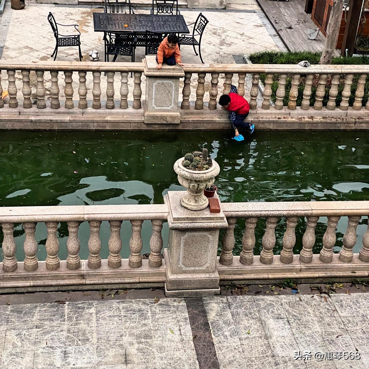 孩子们喜欢爬高墙，喜欢玩火玩水，每次孩子们玩游戏，我虽然不好说什么，但也是无奈摇