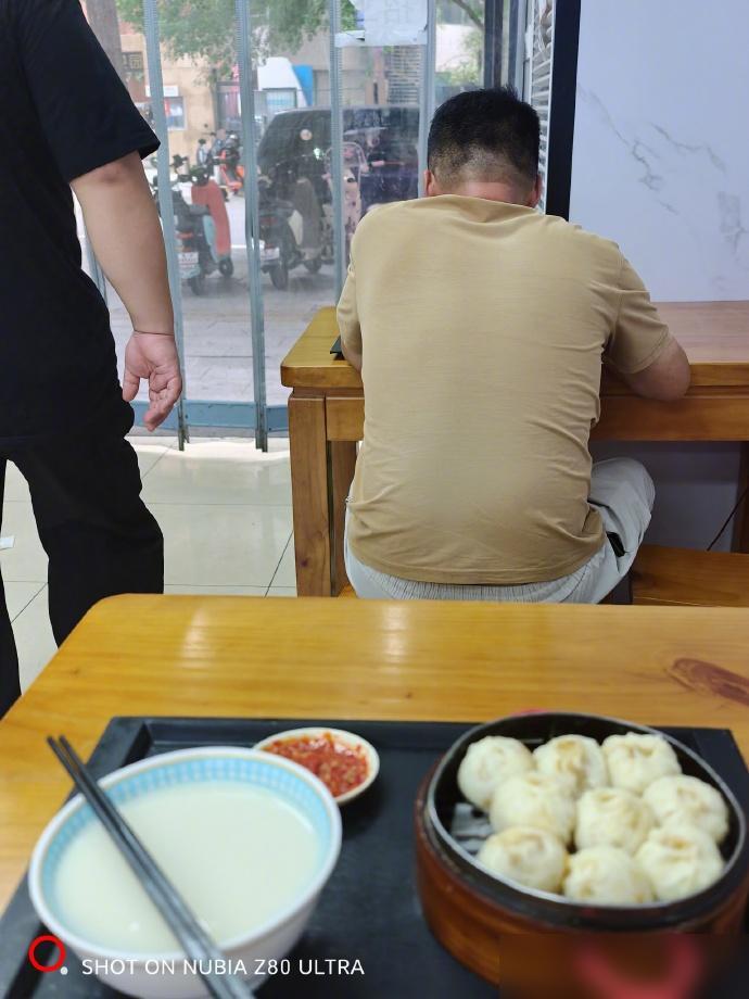 周末如果起早了，去楼下小铺吃早餐，是非常享受的事情。

之前我还总觉得周末难得休