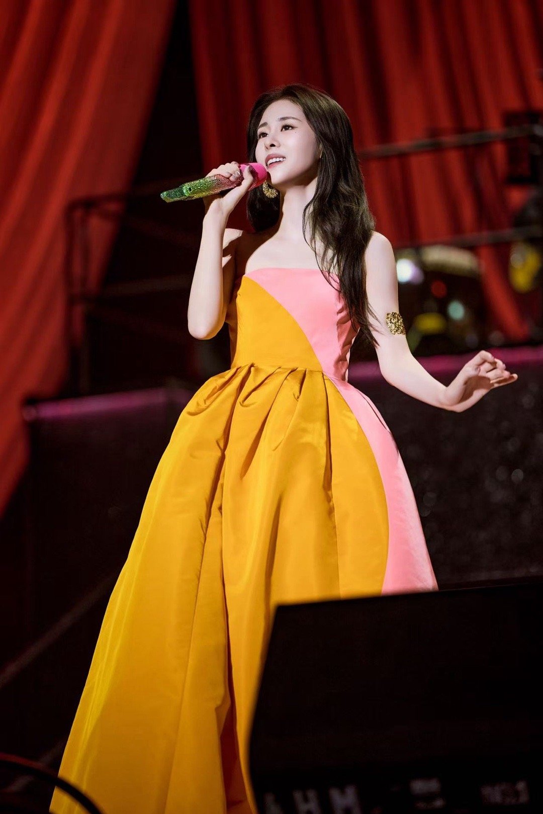 张碧晨深情演唱东方之珠 张碧晨深情演绎《东方之珠》，以歌声为纽带，串联起两岸同胞