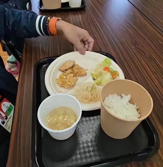 小日本这配套伙食也太拉胯了。
亚运会就给外国运动员吃这个，还睡集装箱。
这也就小