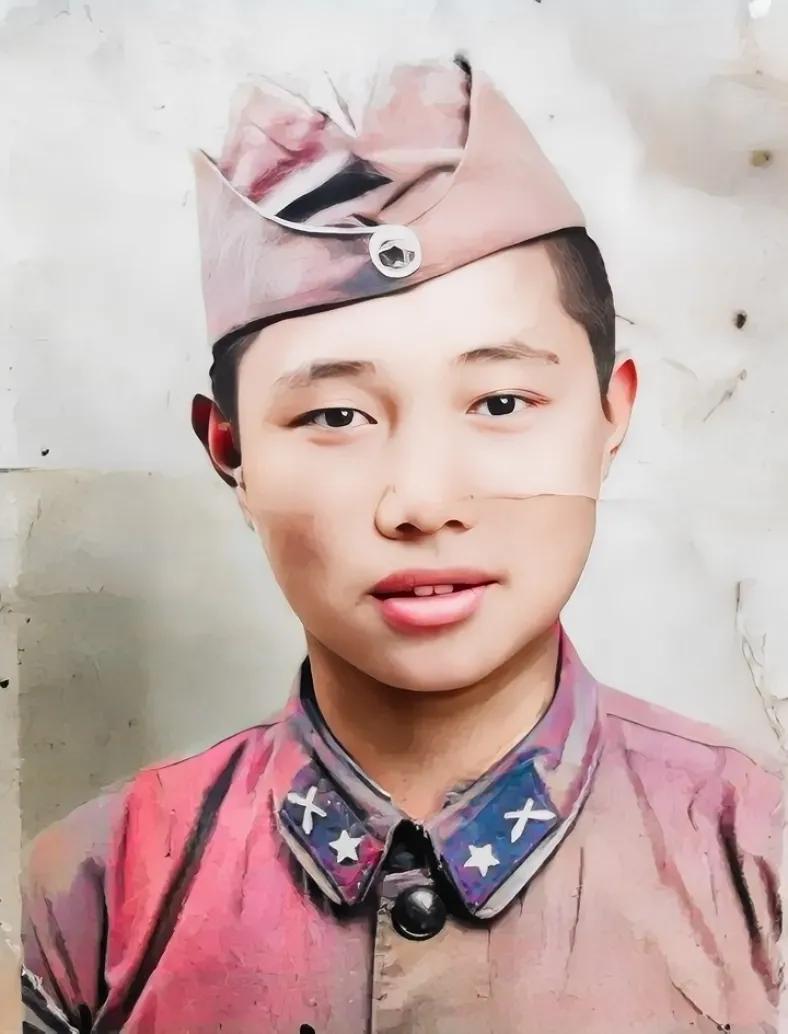 1957年，一名头戴“船形帽”的普通士兵，留下了这一张老照片，按照当时的标准戴法