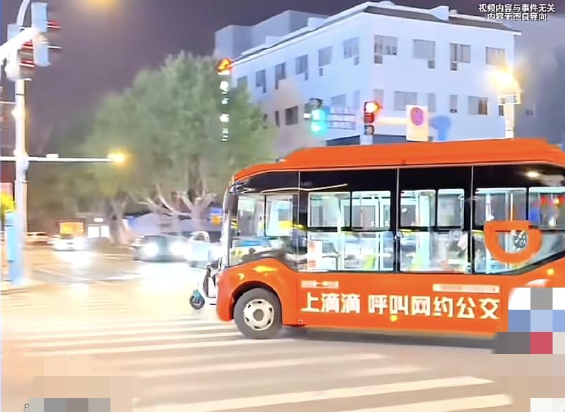 我今天看了报道，滴滴在天津整网约公交了，滴滴跟公交公司合作，票价在三元，乘客用手