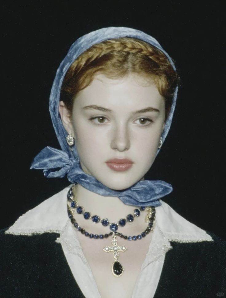 有朋友知道这出自哪一场秀吗？模特和配饰太美了想考古一下