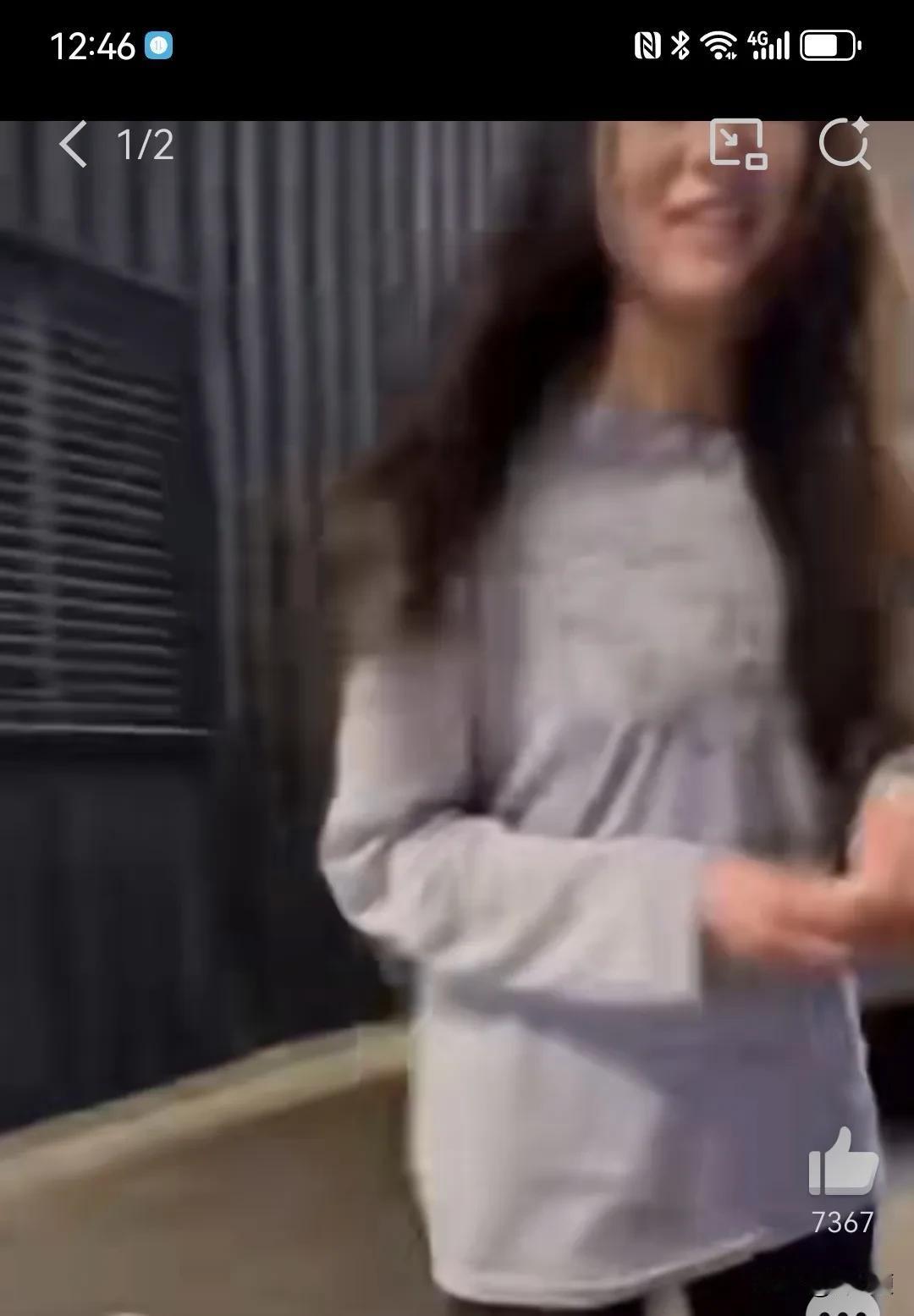 好险，差点又一个董某萍。
女子拿着折叠刀悄悄靠近男童，被两名男子冷静出手拿下。