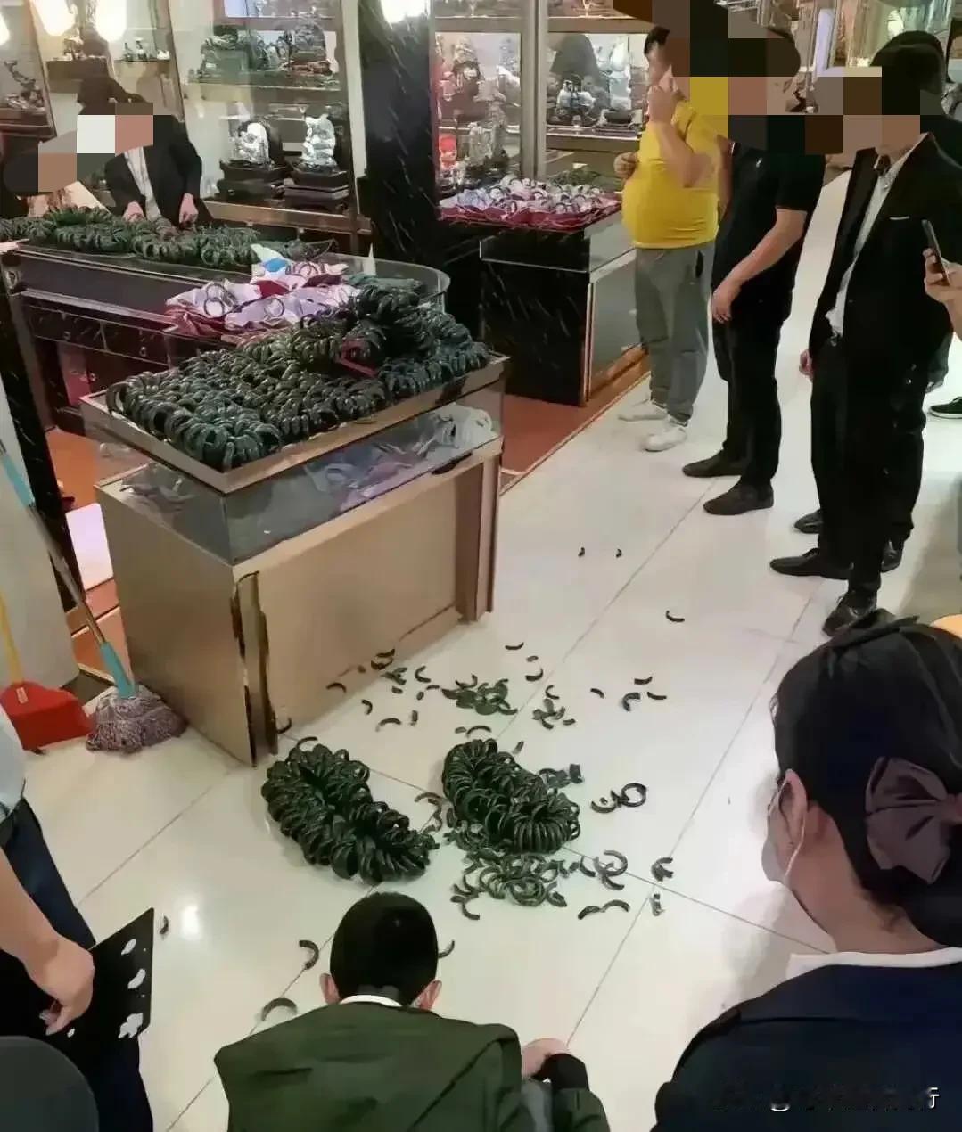 “逛首饰店一定要谨慎？！”
