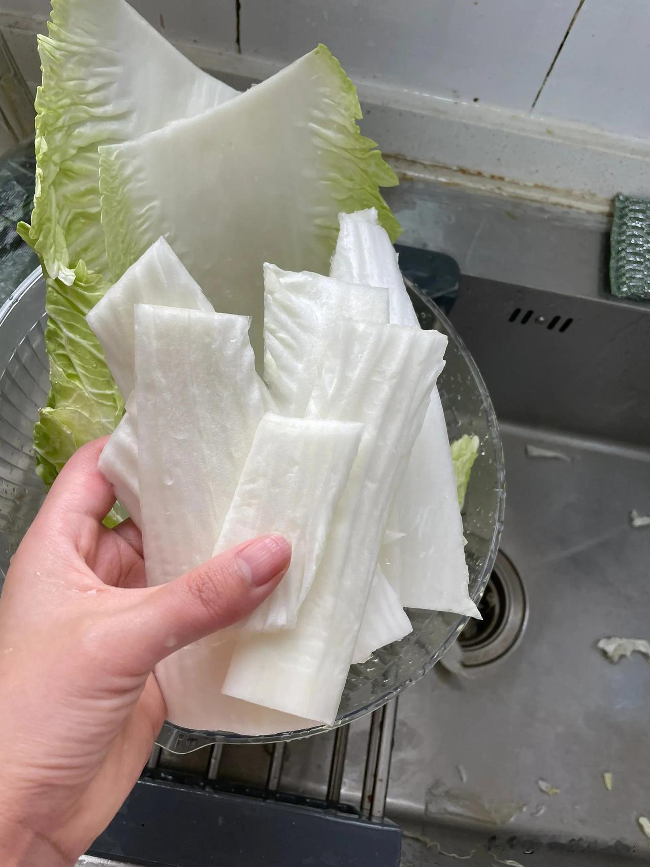 前两天在我爸妈那吃饭，我爸做了一碟子醋溜白菜，一碟子白菜炖粉条！我还挺奇怪的人，