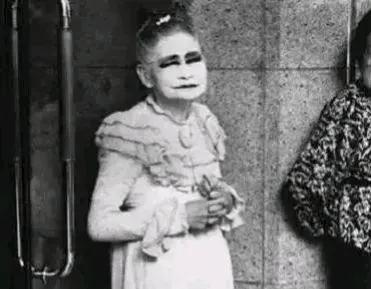 照片中这位打扮妖娆的日本老太太是一名站街女，74岁的她仍在街头拉客。可是，她有一