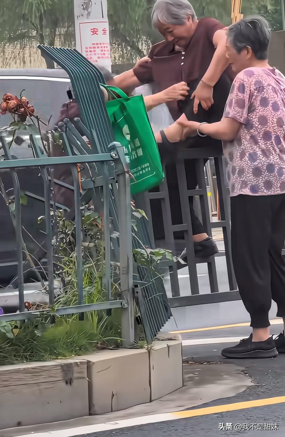 三位八旬老太合伙翻栏杆！[what][what]
结果双双倒地，没有那金刚钻，就