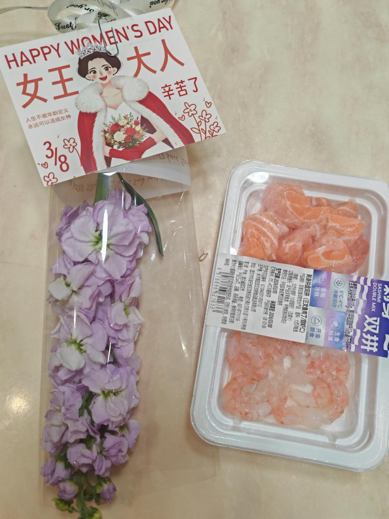 正好是我喜欢的紫色，她说，发给她白色的，找同事换的紫色，因为知道我的最爱是紫色。