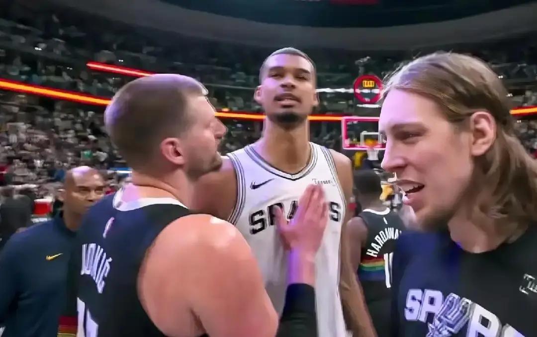 约老师拍文班胸脯这番话，藏着老大哥最扎心也最温柔的认可
昨天掘金加时逆转马刺这场