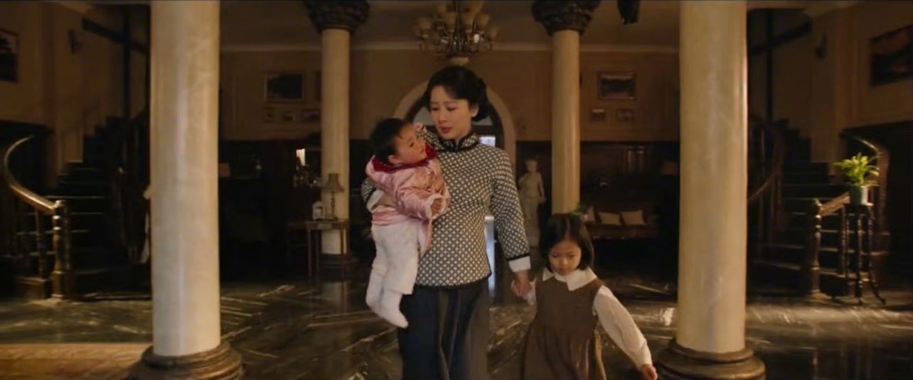 杨紫左手牵娃右手抱娃看这剧照直接被狠狠戳中了！我们紫真的太会演了！女人狠起来真没