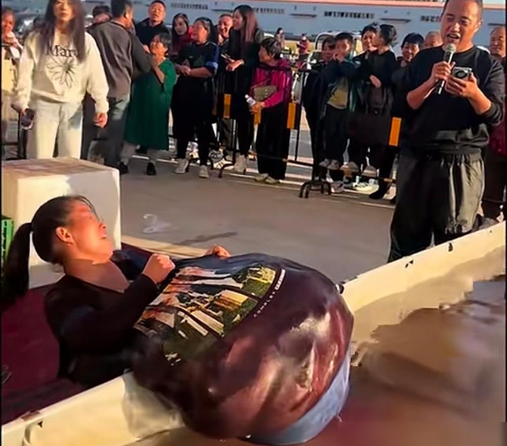 衣兜捞鱼实验：占便宜的行为值得讨论，别给人随意定性。

网友连“不能让他当干部”