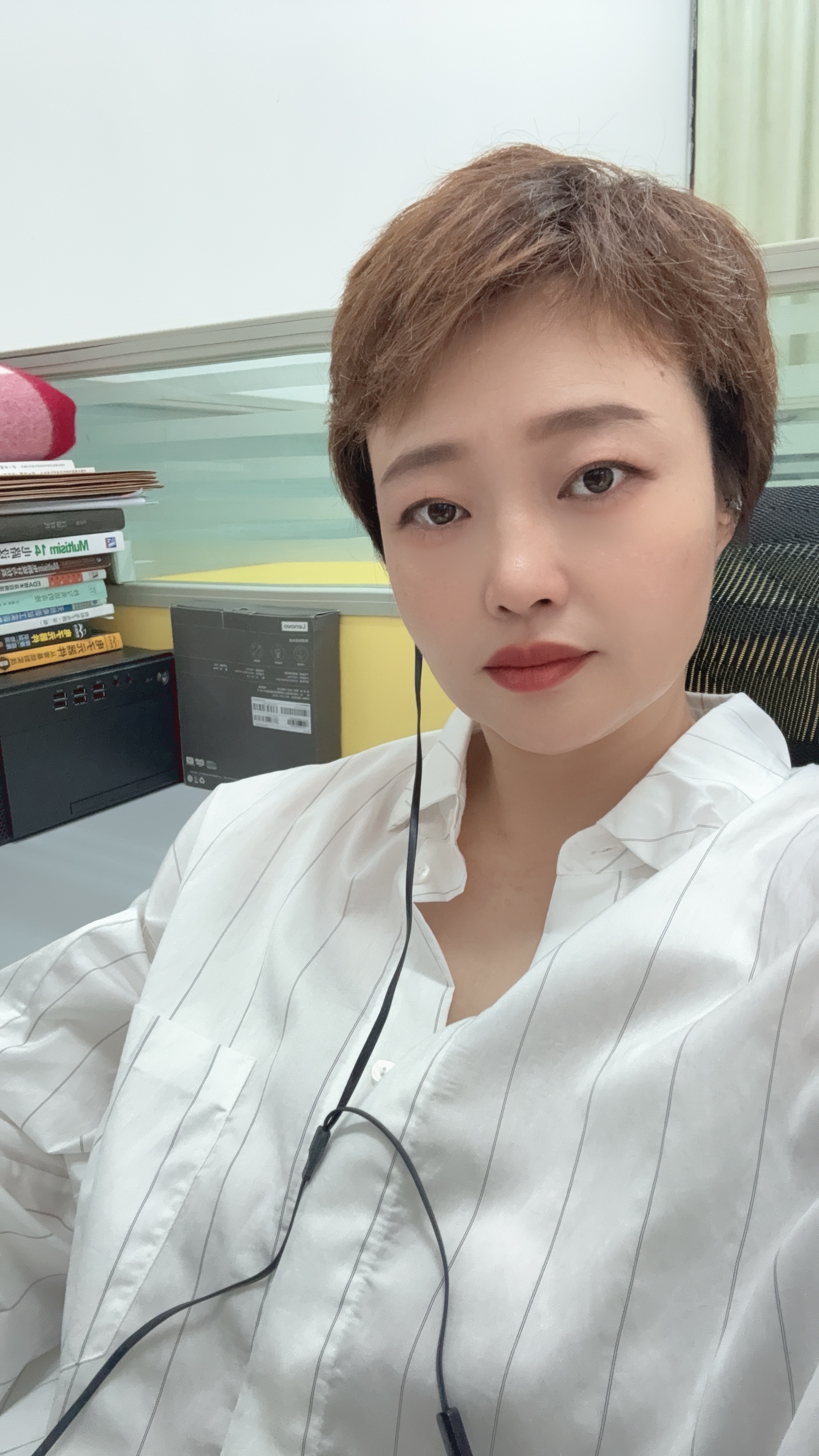 谁能想到教师节学生放假，我们开大会一直表彰到下班后[皱眉]肩膀僵硬，腰膝酸软[二
