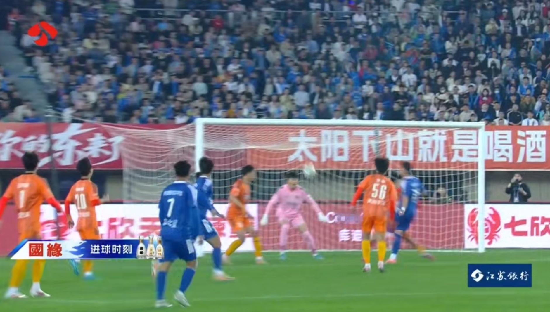 4月18日苏超比赛，宿迁vs南京比赛开始。有“霸王”助阵，宿迁就是不一样！今年苏