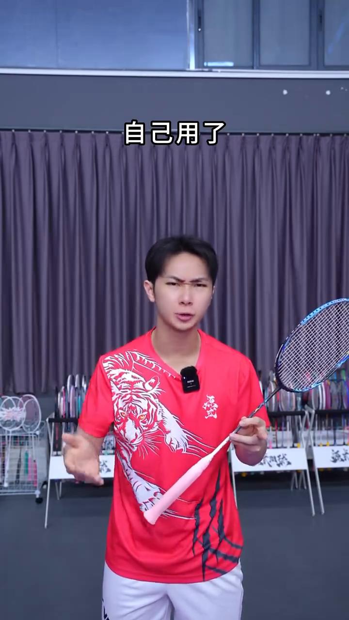 正确发力触球瞬发。
你刚刚在杀球时是不是感觉自己用了全身的力量，但是杀出去的球速