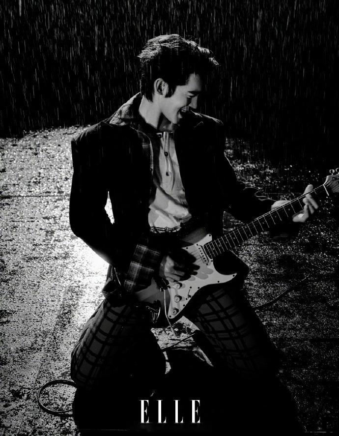 这波操作太绝了！刚在音综里听他唱情歌入迷，转眼个人演唱会就要开唱，这无缝衔接的快