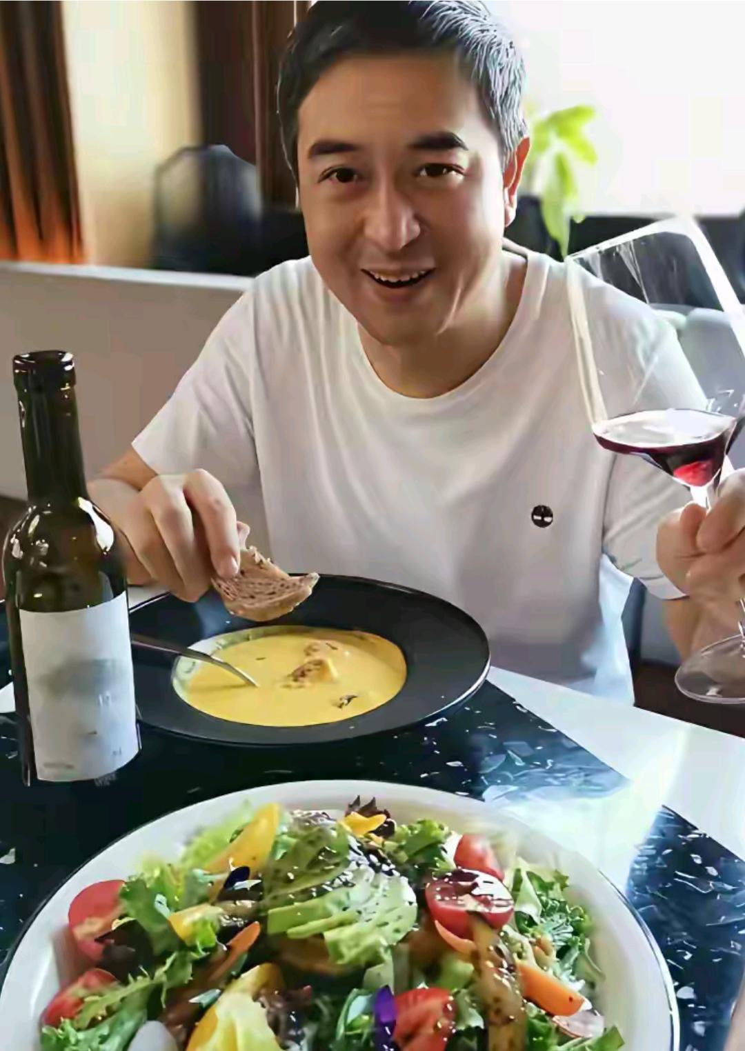 明星简单的一餐，相当于普通人一个月的工资了。